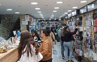 Vatandaşların cep telefon ekranlarını korumasında...