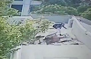 Vincin çarptığı üst geçitteki çocuğun düştüğü...