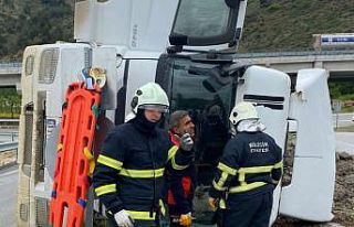 Virajı alamayan hafriyat yüklü kamyon devrildi,...