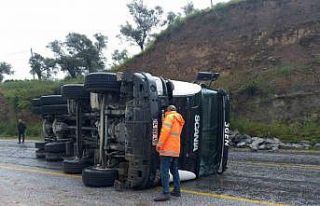 Virajı alamayan taş yüklü kamyon devrildi: 1 yaralı