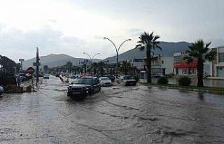 Yağış yolu kapattı, araç ve konteynerleri sürükledi