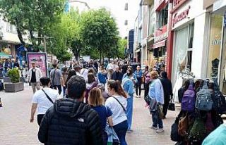 Yağışsız havayı fırsat bilen vatandaşlar sokaklara...