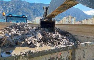 Yağmur suyu ızgaralarından kamyonlarca çöp çıkarıldı