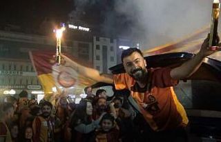 Yağmur yağışı altında Galatasaray coşkusu