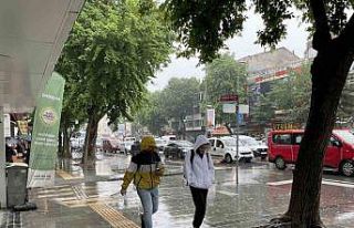 Yağmura hazırlıksız yakalanan vatandaşlar ıslanmaktan...