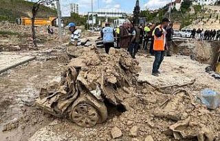 Yağmurda kanalizasyona sürüklenen otomobilin hurdası...
