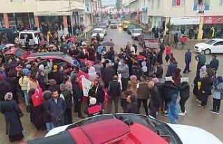 Yağmurun altında saatlerce TOGG’u beklediler