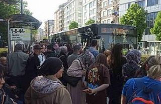 Yaklaşık 1 saat gelmeyen otobüs vatandaşları...