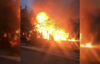 Yangın çıkan evdeki 2 kişiyi çevredeki vatandaşlar...