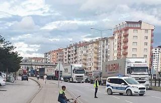 Yanlış yola giren tır trafiği kilitledi