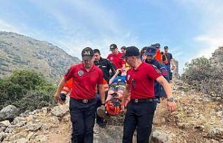 Yaralı turisti iki saat sedye ile taşıdılar