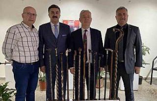 Yaşayan İnsan ödülünü alan sanatçı sergi açtı