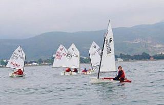 Yelken yarışlarında minikler kıyasıya mücadele...