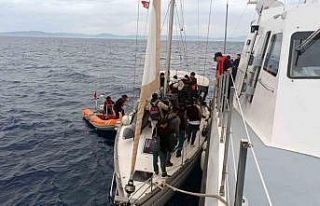 Yelkenli tekne ile kaçarken yakalandılar