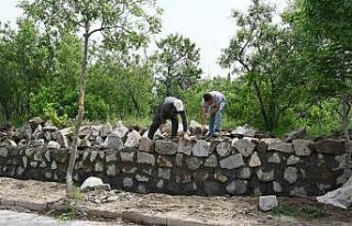 Yenice Mezarlığının tehlike oluşturan duvarı...