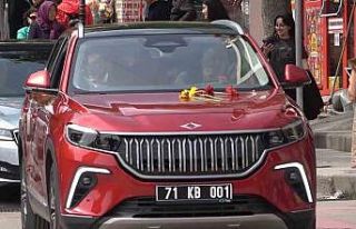 Yerli otomobil Togg’u yakından inceleyen vatandaşlar:...