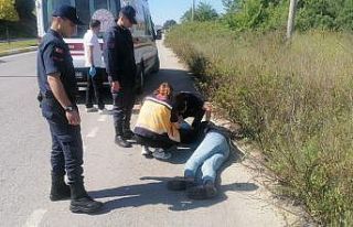 Yol kenarındaki baygın şahsın yardımına jandarma...