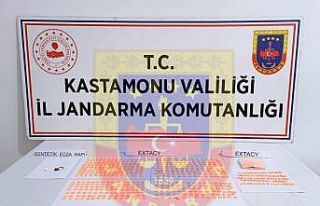 Yol kontrolünde uyuşturucu hap ile yakalanan şahıs...