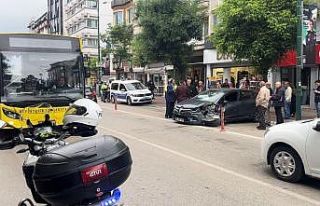 Yolcu indiren halk otobüsüne ters şeritten gelen...