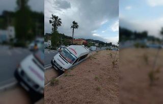 Yolcu minibüsüyle kamyonet çarpıştı: 9 yaralı