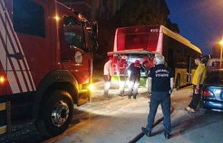 Yolcu otobüsünün motor kısmından yükselen duman...