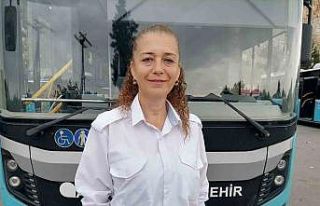 Yolcular, otomobil sürücüsü ile tartışan kadın...