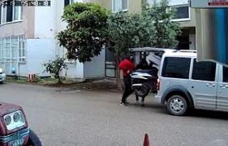 Yolda gördükleri motosikleti 1 dakikada böyle çaldılar