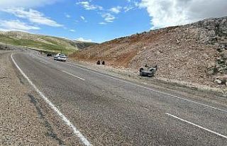 Yoldan çıkıp ters döndü: 5 yaralı