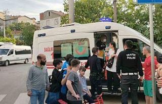 Yolun karşısına geçen çocuğa servis aracı çarpıp...