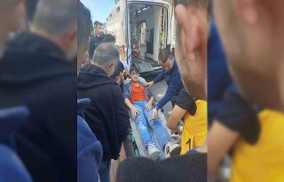 Yolun karşısına geçerken otomobil çarptı, o...