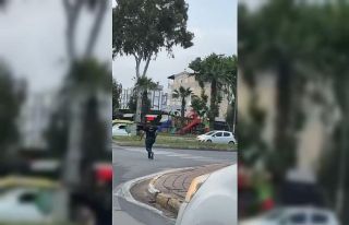 Yolun karşısına geçmek isteyenlerin karga ile...