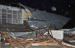 Yozgat’ta şiddetli rüzgar iş yerlerinin çatısını...