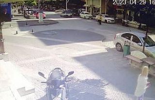 Yük taşıma paletlerini arabasına koyup kaçtı,...