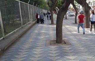 Yüzlerce metre uzunluğundaki bu kaldırımda hiç...