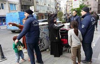 Zabıtadan kaçan dilenciler ağaca çıkarak saklandı