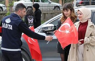 Zabıtadan vatandaşlara bayrak