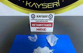 Zehir tacirleri polisten kaçamadı