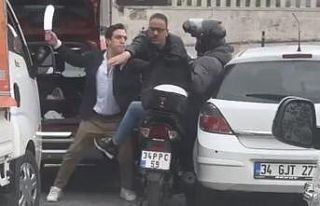 Zeytinburnu’nda kendisinden yol isteyen kuryeye...