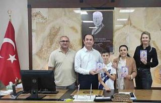 10 yaşındaki çocuk annesi ile birlikte kitap yazdı