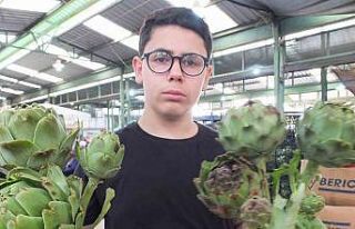 13 yaşında günde bin 500 enginar soyan çocuk fenomen...