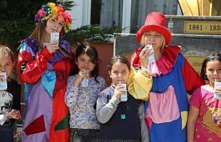 150 öğrenciye süt dağıtımı ve animasyon gösterileri...