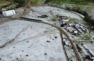 20 dakika süren dolu Gümüşgöze’yi beyaza bürüdü