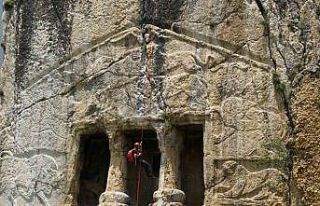 2 bin 700 yıllık kaya mezarı bakımsızlıktan...