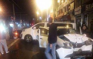 3 Araç Birbirine Girdi: 2 Yaralı