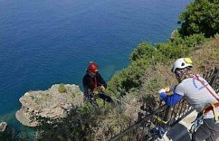 40 metreyi bulan falezlerde halatla aşağı sarkıp...