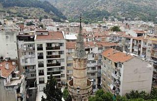 500 yıllık caminin yıpranan minaresi korkutuyor
