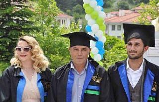 51 yaşında üniversiteden mezun oldu