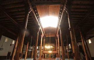 7 asırlık camideki ahşap direkleri koruduğuna...