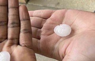 ABD’de dolu yağışı sokakları beyaza bürüdü