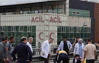 Acil Servisin önünde kaza: Sağlık çalışanları...